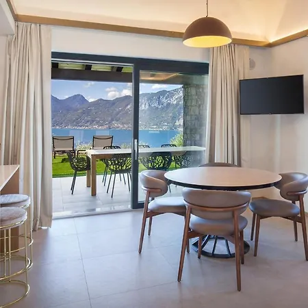 Divina - Icona Con Piscina E Vista * Castelletto Di Brenzone