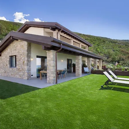Divina - Icona Con Piscina E Vista Castelletto Di Brenzone
